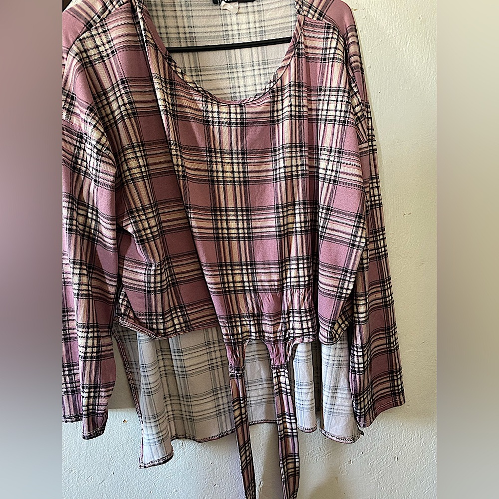 This a pattern longish sleeve shirt from Rainbow. This shirt is a 2x.